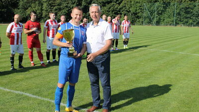 Klub z Łopiennika otrzymał pamiątkowy puchar z awans do ligi okręgowej