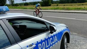 Policjanci zabezpieczają wszystkie trasy przejazdu i apelują do zmotoryzowanych o ostrożność i... cierpliwość.