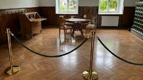 Gmina kupiła zabytkowe meble. Już stoją w pałacu