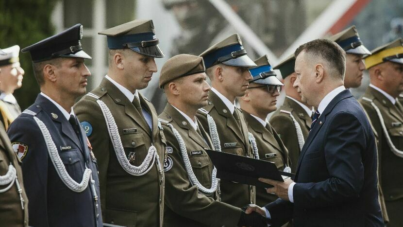 Kpr. Damian Pawelec odbiera wyróżnienie  z rąk ministra obrony narodowej Mariusza Błaszczaka<br />
<br />
