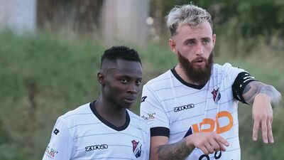 Brillant Monroe Etana (z lewej) to jeden z ciekawszych piłkarzy biegających po boiskach lubelskiej klasy okręgowej