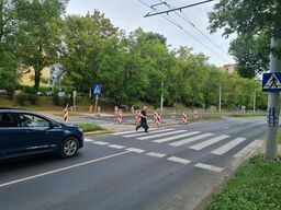 - To przejście jest bardzo niebezpieczne, dlatego ta zmiana jest tak ważna – zaznacza radny Adam Osiński