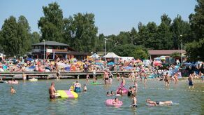 Tłumy nad jeziorem w Firleju