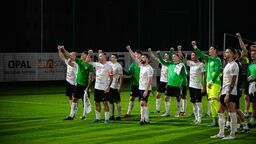 Piłkarze Podlasia w końcówce derbów byli blisko zdobycia zwycięskiego gola. W pierwszej połowie powinny za to coś strzelić Orlęta