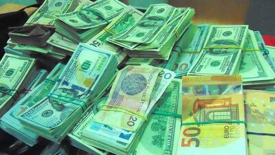 Nie zgłosili, że wjeżdżają do Polski ze sporą gotówką. Zapłacili wysokie kary