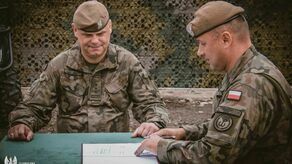 Ppłk Michał Zając (pierwszy z prawej) podpisuje akt przejęcia  batalionu terytorialsów w Kraśniku