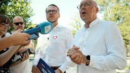 Od lewej poseł Krawczyk i Kalbarczyk) Jeden cel: zastraszyć nas, podporządkować i sprawić, abyśmy 
byli pokorni – mówi Adam Kalbarczyk.