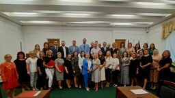 Uroczystość w Sali Consulatus zamojskiego ratusza zakończyła się wspólnym, pamiątkowym zdjęciem. Poza awansowanymi nauczycielami stanęli do niego m.in. Jerzy Michalski, wicedyrektor wydziału oświaty i Leszek Tabiszewski, przewodniczący komisji oświaty Rady Miasta