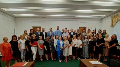 Uroczystość w Sali Consulatus zamojskiego ratusza zakończyła się wspólnym, pamiątkowym zdjęciem. Poza awansowanymi nauczycielami stanęli do niego m.in. Jerzy Michalski, wicedyrektor wydziału oświaty i Leszek Tabiszewski, przewodniczący komisji oświaty Rady Miasta