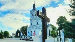 Przed sanktuarium jest nowa kostka i pomnik 