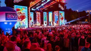 Tak wygląda scena z jaką do kolejnych miast dociera Roztańczona Polska. Na zdjęciu majowy koncert w Stalowej Woli