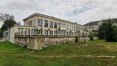 W tym miejscu ratusz zamierza wykonać 26-miejscowy parking i zlikwidować zdewastowany taras
