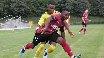 Brillant Monroe Etana (przy piłce) w sobotnim spotkaniu nie miał problemów z mijaniem przeciwników