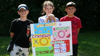 Mateusz, Karolina i Jaś to młodzi puławianie, którzy postanowili wykorzystać wolny czas, by zarobić trochę pieniędzy na spełnienie swojego marzenia - wyjazdu do Legolandu