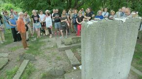 4. Lubliner Festival. Zwiedzali z prof. Andrzejem Trzcińskim stary cmentarz żydowski