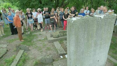 4. Lubliner Festival. Zwiedzali z prof. Andrzejem Trzcińskim stary cmentarz żydowski