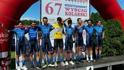 Sukces Kacpra Maciejuka (w żółtej koszulce) nie byłby możliwy bez wsparcia fantastycznej drużyny

 