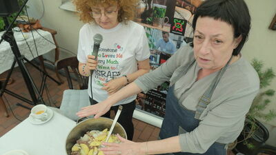 Hanna Kossowska i Etel Szyc robią tradycyjny czulent w ramach Lubliner Festival