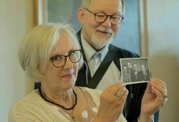 Ewa Kulpińska-Mejor z mężem i rodzinną fotografią dziadków. Od lewej: Zofia (mama pani Ewy), Barbara, Roman Ślaski i Eugenia Ślaska 