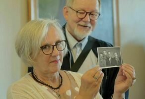 Ewa Kulpińska-Mejor z mężem i rodzinną fotografią dziadków. Od lewej: Zofia (mama pani Ewy), Barbara, Roman Ślaski i Eugenia Ślaska 