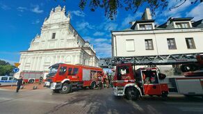 W trwającej półtorej godziny akcji brało udział 5 strażackich zastępów. Policjanci i strażnicy miejscy kierowali w tym czasie ruchem na ul. Łukasińskiego, bo kamienica z nr 1 znajduje się przy samej jezdni, w sąsiedztwie ronda