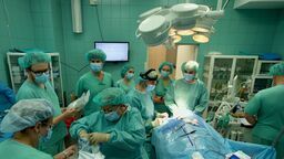 Lekarze z SPSK1 podczas nowatorskiej operacji