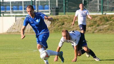 Piłkarze Traweny Trawniki (niebieskie stroje) niespodziewanie wyeliminowali POM Iskra Piotrowice
