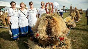 Korowód, wieńce i dużo jedzenia. Tak było na dożynkach w Radawcu