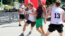 Łukasz Krawiec (w ciemnym stroju) to jeden z liderów Camaro Zamość