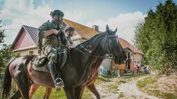 Żołnierze na koniach wzbudzali zainteresowanie przygodnych świadków manewrów Huzar-23  