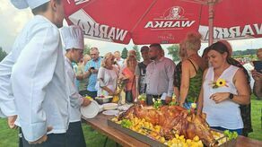 Dożynki to wiejska tradycja, dlatego na zakończenie żniw odbywają się imprezy z korowodami wieńców, poczęstunkiem, muzyką i całodniową zabawą