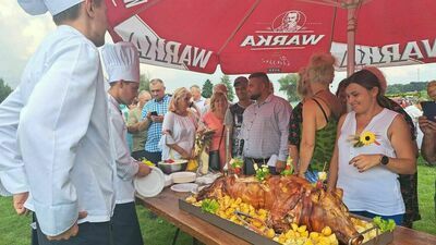 Dożynki to wiejska tradycja, dlatego na zakończenie żniw odbywają się imprezy z korowodami wieńców, poczęstunkiem, muzyką i całodniową zabawą