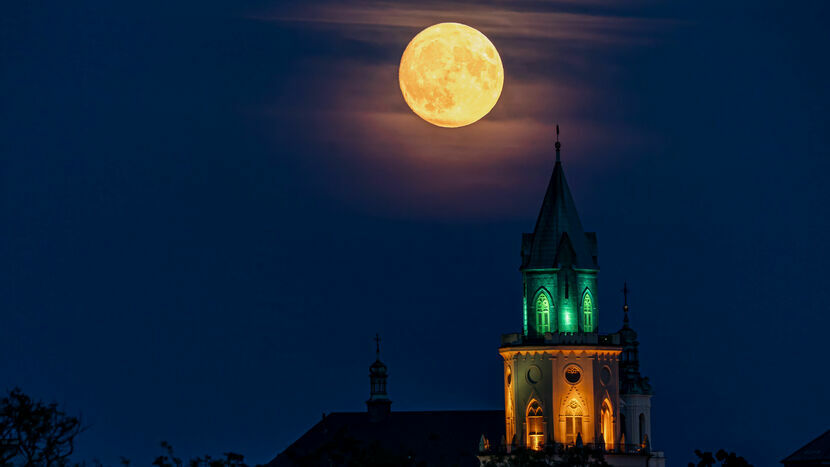 Księżyc tuż przed sierpniową "superpełnią". Niżej Wieża Trynitarska w Lublinie. Zdjęcia wykonano 31 lipca z odległości 1200 metrów za pomocą teleobiektywu. Czas naświetlenia od 1/50 do 1/100 sekundy