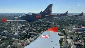 W paradzie lotniczej wzięły udział m.in. "Orliki" z 42 bazy w Radomiu, która podlega po 4 Skrzydło Lotnictwa Szkolnego w Dęblinie. Przygotowania do defilady trwały 7 dni