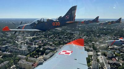 W paradzie lotniczej wzięły udział m.in. "Orliki" z 42 bazy w Radomiu, która podlega po 4 Skrzydło Lotnictwa Szkolnego w Dęblinie. Przygotowania do defilady trwały 7 dni