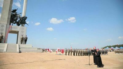 Ubiegłoroczne obchody 102. rocznicy Bitwy pod Komarowem, połączone z oficjalnym odsłonięciem pomnika