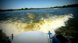 Popił i się topił. Policjanci go uratowali i „wsadzili do więzienia”