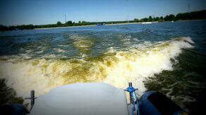 Popił i się topił. Policjanci go uratowali i „wsadzili do więzienia”