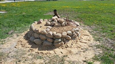 Sandarium, czyli siedlisko dla dzikich pszczół gniazdujących w glebie
