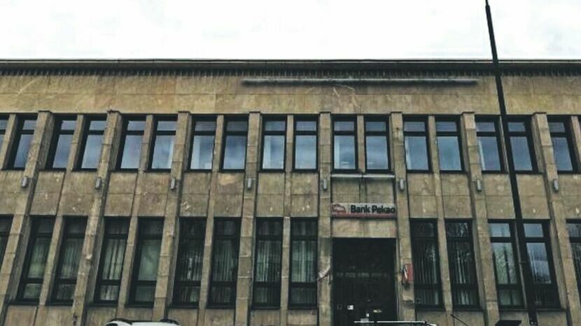 Bank pozbywa się swojej dawnej siedziby, bo na początku kwietnia przeniósł się kilka kamienic dalej, do<br />
wyremontowanego budynku przy Krakowskim Przedmieściu 72