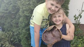 Lilianka i Antoś na pewno długo nie zapomną grzybobrania, z którego wrócili z taką zdobyczą