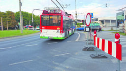 Obecnie zamknięty jest wylot z ronda w kierunku ul. Armii Krajowej. W piątek robotnicy przeniosą się na drugi pas jezdni, po stronie centrum handlowego E.Leclerc