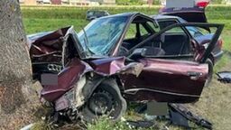 Śmiertelny wypadek pod Biłgorajem. Audi roztrzaskało się na drzewie