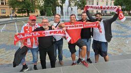 Grupka kibiców Slavii Praga napotkana na pl. Litewskim