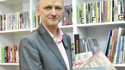 Nie czekamy, aż czytelnik przyjdzie do nas, ale to my wychodzimy do niego mając nadzieję, że go zaciekawimy i zostanie z nami na dłużej – mówi Piotr Jankowski.