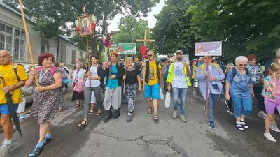 Cztery pary butów w plecaku pielgrzyma. Zamość już w drodze na Jasną Górę 