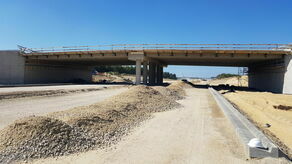 Nieproszeni goście na budowie autostrady. Wykonawca ostrzega 