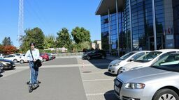 Urzędnicy dostali hulajnogi. Marszałek każe im jeździć w kasku 