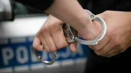 48-latek rzucił nożem w policjantów. Wcześniej uszkodził samochód i groził sąsiadowi