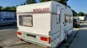 Miejsca parkingowe blokują samochody wystawione na sprzedaż, a nawet takie przyczepy się pojawiły 